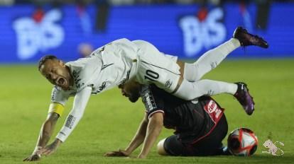 Neymar ‘lấn sân’ HLV Santos: Tự chọn đội hình, vượt quyền trắng trợn?